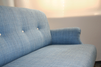 Sofa in Blau mit Heftung